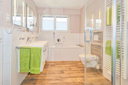 Hotel Garni Bergblick في بيبراخ بي أوفنبرغ: حمام ابيض مع مرحاض ومغسلة