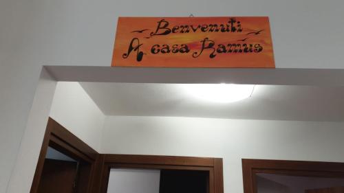 ein Schild an der Zimmerdecke in der Unterkunft Casa Ramus Valle Camonica a 30 km dal Passo Tonale in Edolo