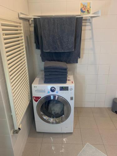 a washing machine with towels on top of it in a bathroom at Royal Palace Home in Vienna
