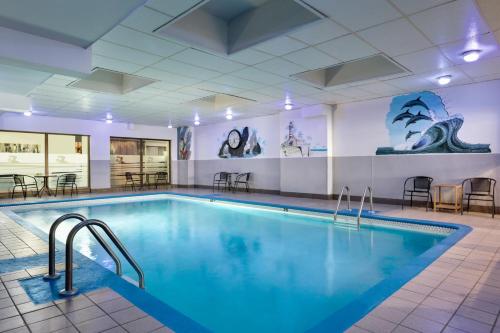 a large swimming pool in a hotel room at Travelodge by Wyndham Quebec City Hotel & Convention Centre in Quebec City
