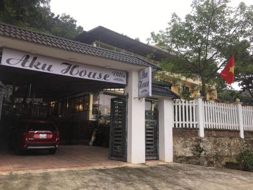 una casa con un coche aparcado fuera de ella en AKU HOUSE Villa Ao vua en Ba Vì