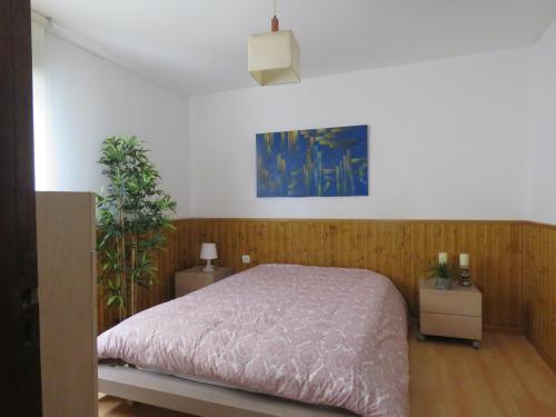 1 dormitorio con 1 cama y una pintura en la pared en Casa da Praia, en Praia da Vieira