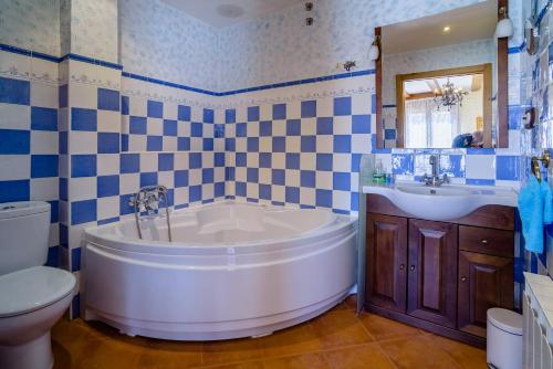 La salle de bains est pourvue d'une baignoire, d'un lavabo et de toilettes. dans l'établissement CASA RURAL VILLA DE VERA, à Vera de Moncayo