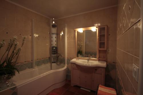 La salle de bains est pourvue d'une baignoire, d'un lavabo et d'une baignoire. dans l'établissement Les Vallées du Guyoult, à Dol-de-Bretagne