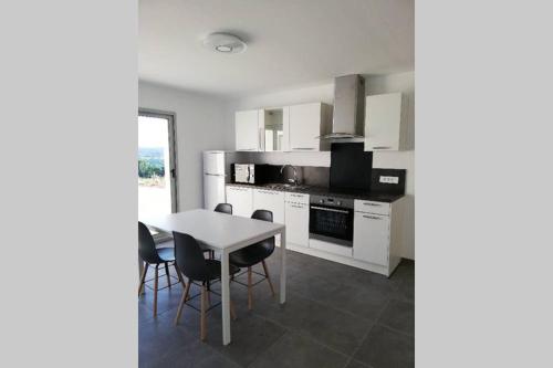 - une cuisine avec une table, une table et des chaises dans l'établissement Plus belle la vue, à Coux-et-Bigaroque