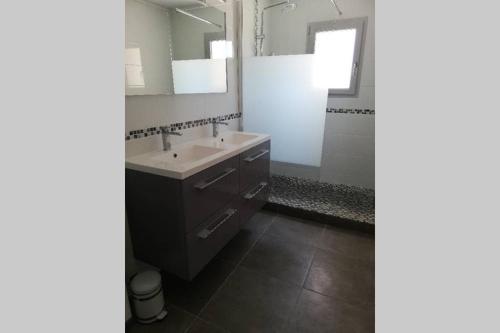 une salle de bain avec un lavabo et une douche dans l'établissement Plus belle la vue, à Coux-et-Bigaroque