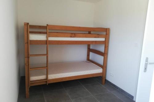 un lit superposé dans une petite pièce avec une échelle dans l'établissement Plus belle la vue, à Coux-et-Bigaroque