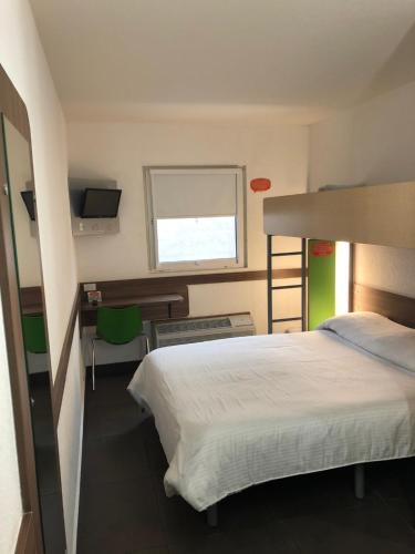 a bedroom with a bunk bed and a desk at Hotel Hi ! Torreon Aeropuerto-Galerías in Torreón