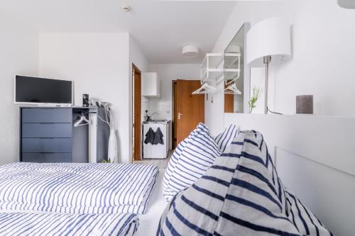 - une chambre avec un lit doté d'oreillers bleus et blancs dans l'établissement Kuschelige Ferienwohnung mit WLAN & Privatparkplatz, à Kaiserslautern