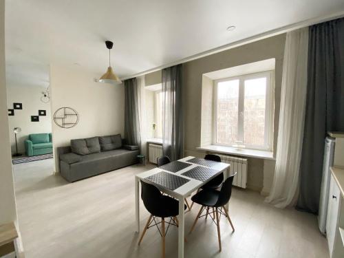 莫斯科的住宿－Aparthotel Lind，客厅配有桌椅和沙发