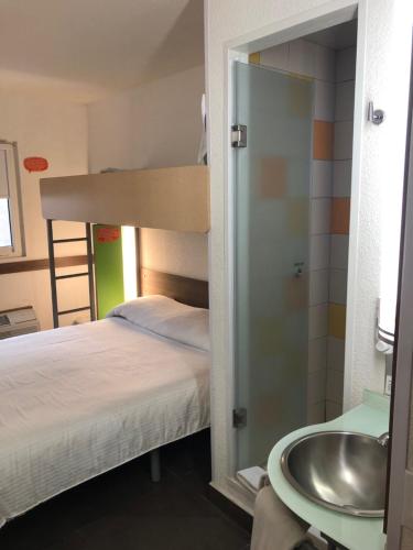 a bathroom with a bunk bed and a sink at Hotel Hi ! Torreon Aeropuerto-Galerías in Torreón