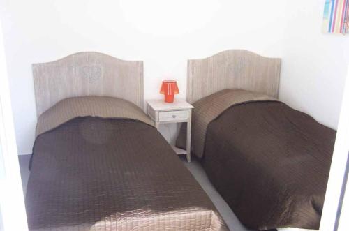 deux lits côte à côte dans une chambre dans l'établissement CALYPSO 1731, aux Issambres