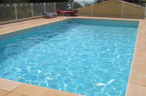 une grande piscine avec de l'eau bleue dans l'établissement Cap Émeraude 634 mazet, aux Issambres