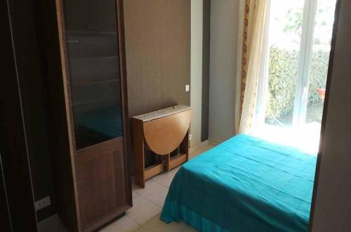 une chambre avec un lit, une commode et une fenêtre dans l'établissement Cap Émeraude 634 mazet, aux Issambres