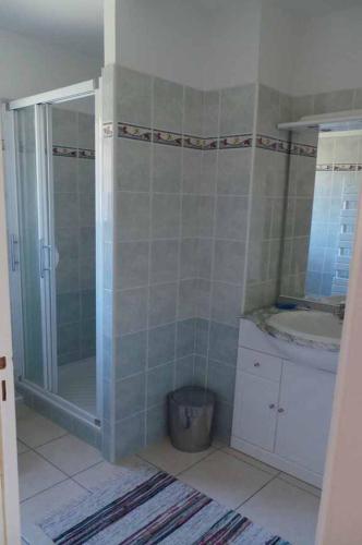 une salle de bain avec douche et lavabo dans l'établissement Cap Émeraude 634 mazet, aux Issambres