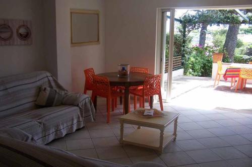 un salon avec un canapé, une table et des chaises dans l'établissement LA CALANQUE 263, aux Issambres