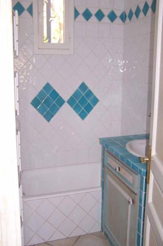 une salle de bain avec douche et lavabo dans l'établissement LA CALANQUE 263, aux Issambres