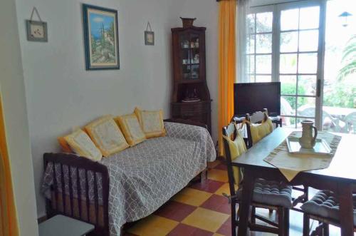 un salon avec un canapé et une table dans l'établissement LE BIJOU 111, aux Issambres