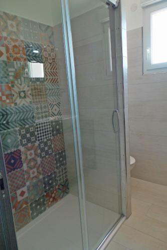 une douche avec une porte vitrée dans une salle de bain dans l'établissement Les Brisants 2977 villa, aux Issambres