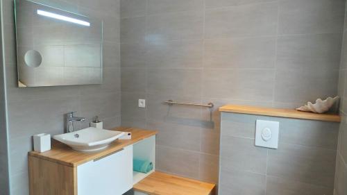 une salle de bain avec un lavabo et un miroir dans l'établissement LOU MAZETT 2465, aux Issambres