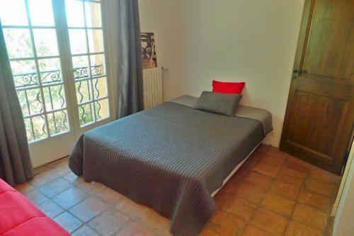 - un lit dans une chambre dotée d'un oreiller rouge dans l'établissement PREGOT DIOU 202 villa, aux Issambres