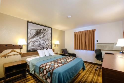 Habitación de hotel con cama y escritorio en Super 8 by Wyndham Las Cruces/White Sands Area, en Las Cruces