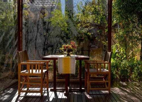 Сад в Plantation House at Whitecliffs Bed and Breakfast
