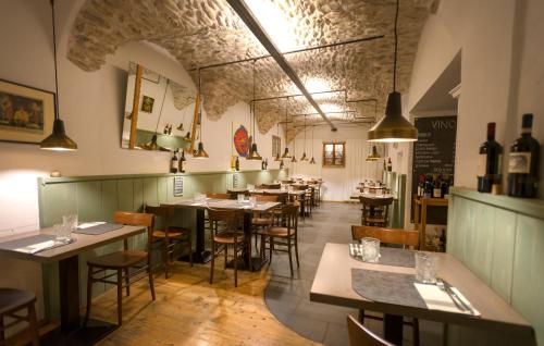 une salle à manger avec des tables et des chaises dans un restaurant dans l'établissement Il Florino, à Merano