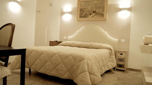 Un pat sau paturi într-o cameră la La Maison Barbin