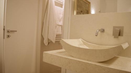 a bathroom with a sink and a mirror at La Maison in Taranto