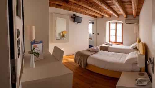 מיטה או מיטות בחדר ב-Ostarie Vecjo Friul 1901
