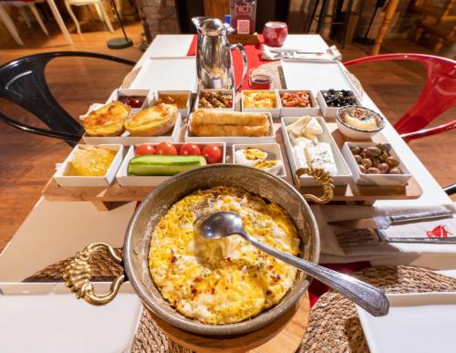 einen Tisch mit einer Schüssel Essen auf einem Tisch in der Unterkunft Hich Hotel Konya in Konya