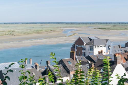 an aerial view of houses and the beach at Le cabanon in Méneslies