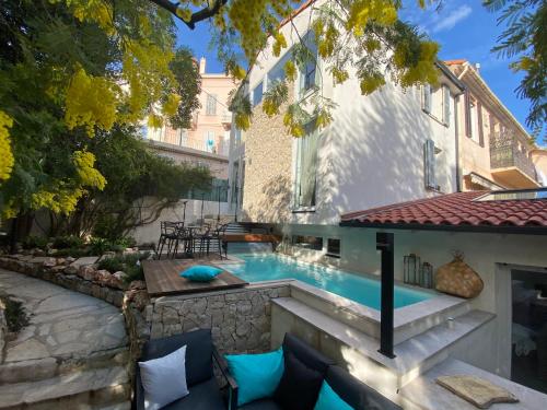 une piscine dans l'arrière-cour d'une maison dans l'établissement Cannes cote sud, à Cannes