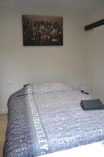 - un lit avec une couette dans l'établissement Petit T2 hypercentre avec terrasse privée - 006, à Rouen