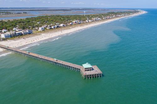 eine Luftansicht auf einen Pier im Ozean in der Unterkunft Blue Bayou in Folly Beach