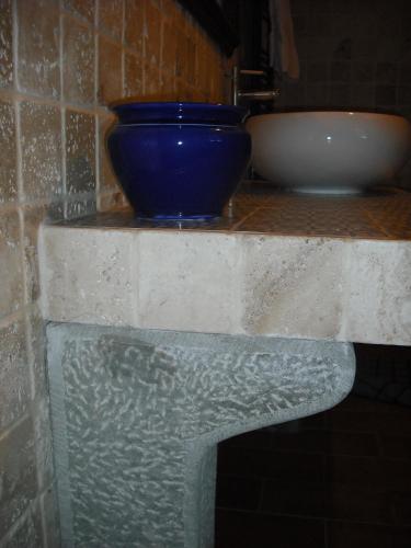 a blue vase sitting on top of a counter at Agriturismo La Scarpaia in Anghiari