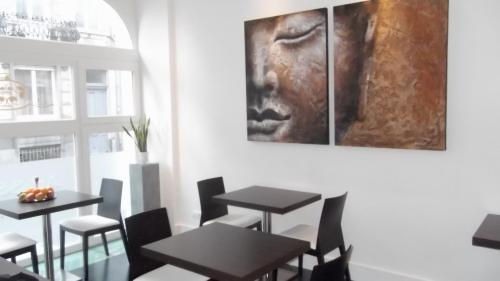 un restaurant avec des tables et des chaises et une peinture murale. dans l'établissement Art de Sejour - B&B, à Bruxelles
