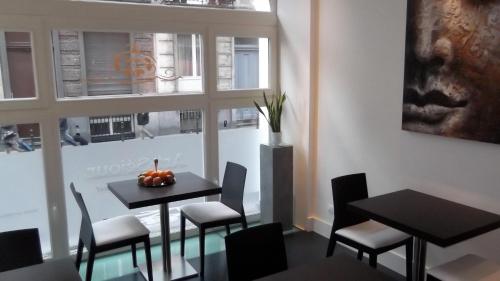 un comedor con 2 mesas y sillas con una calabaza en la mesa en Art de Sejour - B&B, en Bruselas