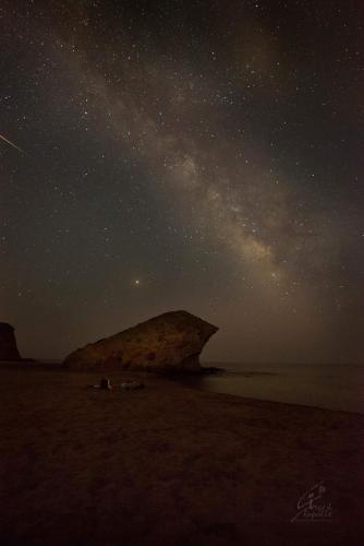 a starry night on a beach with a rock at Las Negras CENTRO. Al lado del mar. Con dos terrazas in Las Negras