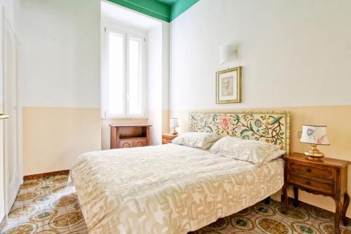 una camera con letto, tavolo e finestra di Roman Apartment a Roma
