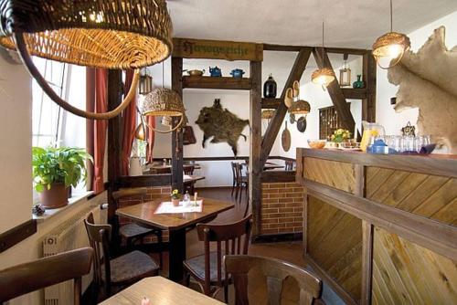 een eetkamer met een tafel en een bar met stoelen bij Gasthaus & Pension St.Peter in Eisenach