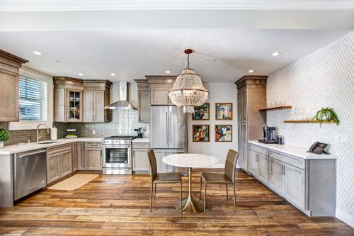 a kitchen with a table and chairs in it at Sonoma Bungalows in Sonoma