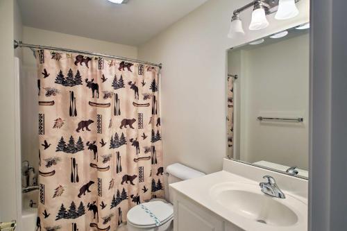 Ванна кімната в North Conway Retreat - 1 Mile to Cranmore Mountain