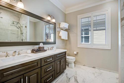 a bathroom with a sink and a mirror and a toilet at Sonoma Bungalows in Sonoma