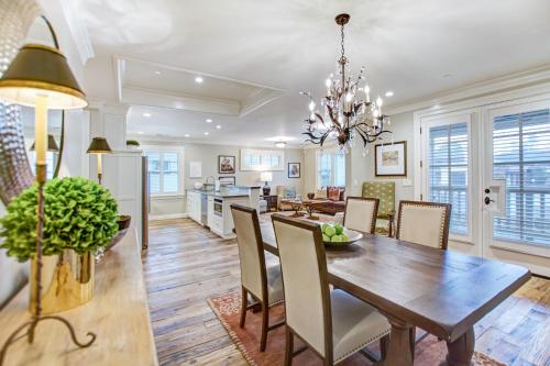 a dining room and kitchen with a table and chairs at Sonoma Bungalows in Sonoma