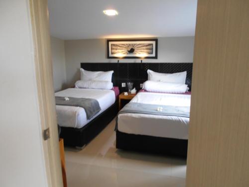 A bed or beds in a room at Silver Fern Beach Retreat