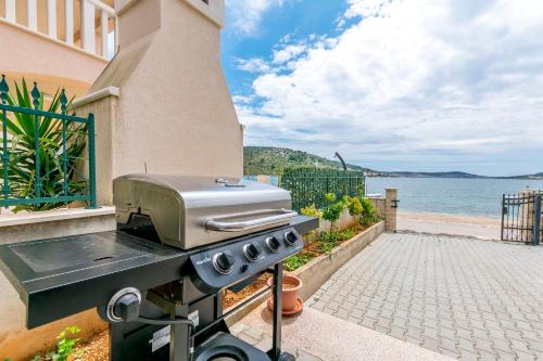 Apartments Villa J i M by the sea