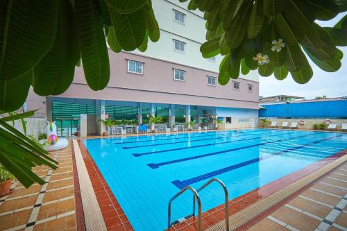 einem großen Pool vor einem Gebäude in der Unterkunft Sivalai Place in Bangkok