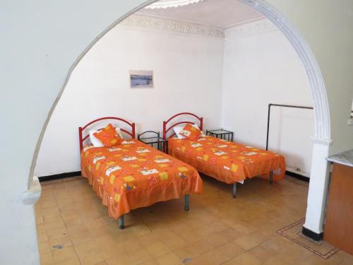 un arco con due letti in una camera di Amplio departamento para grupos o familias a Città del Messico